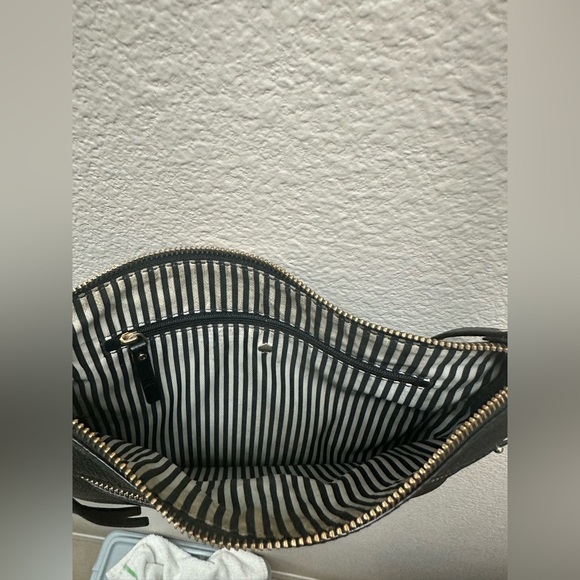 Kate Spade Black Crossbody Bag with Adjustable Strap and Sleek Design - Picture 5 of 6